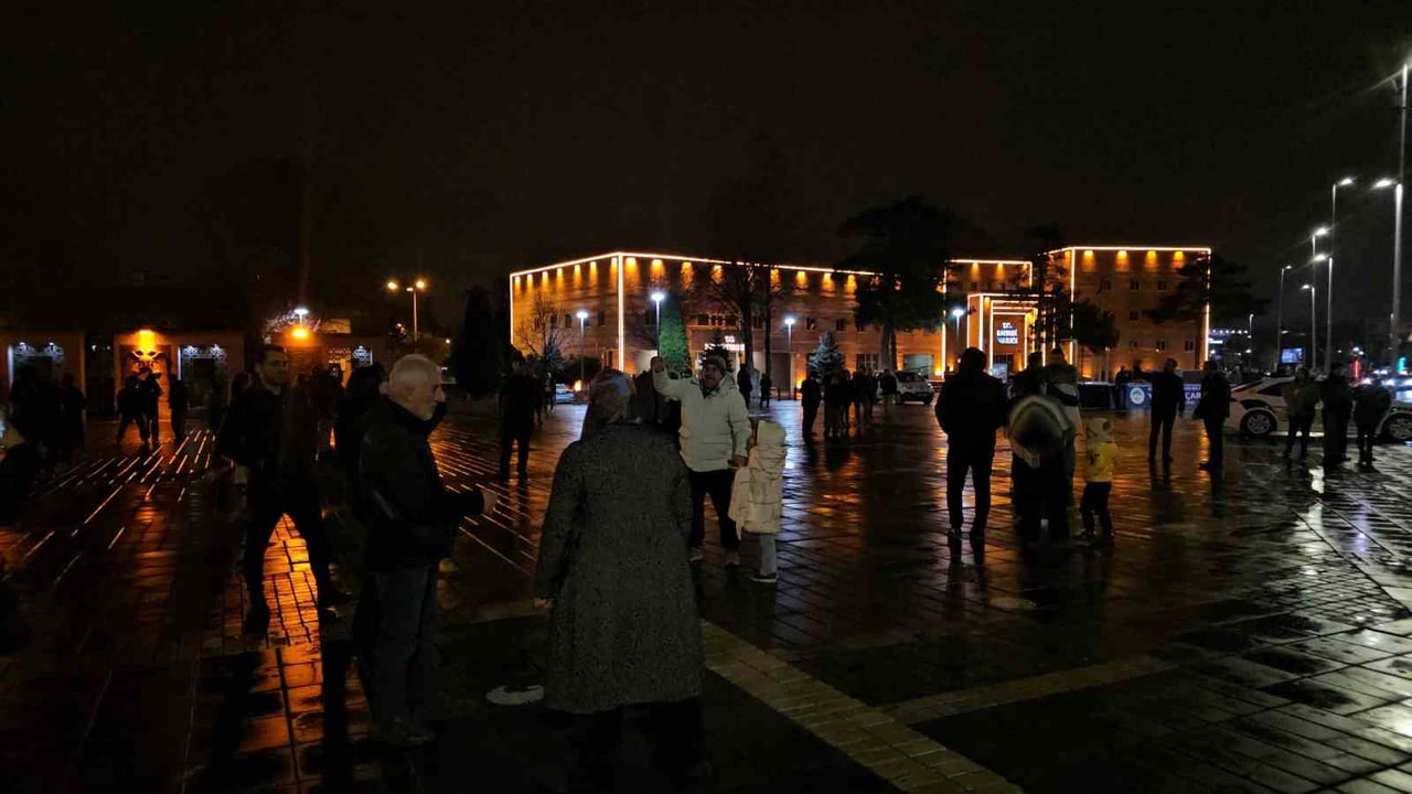 KAYSERİ'DE MEYDANDA TOPLANAN BİR GRUP VATANDAŞ YENİ YILI COŞKUYLA KARŞILADI.