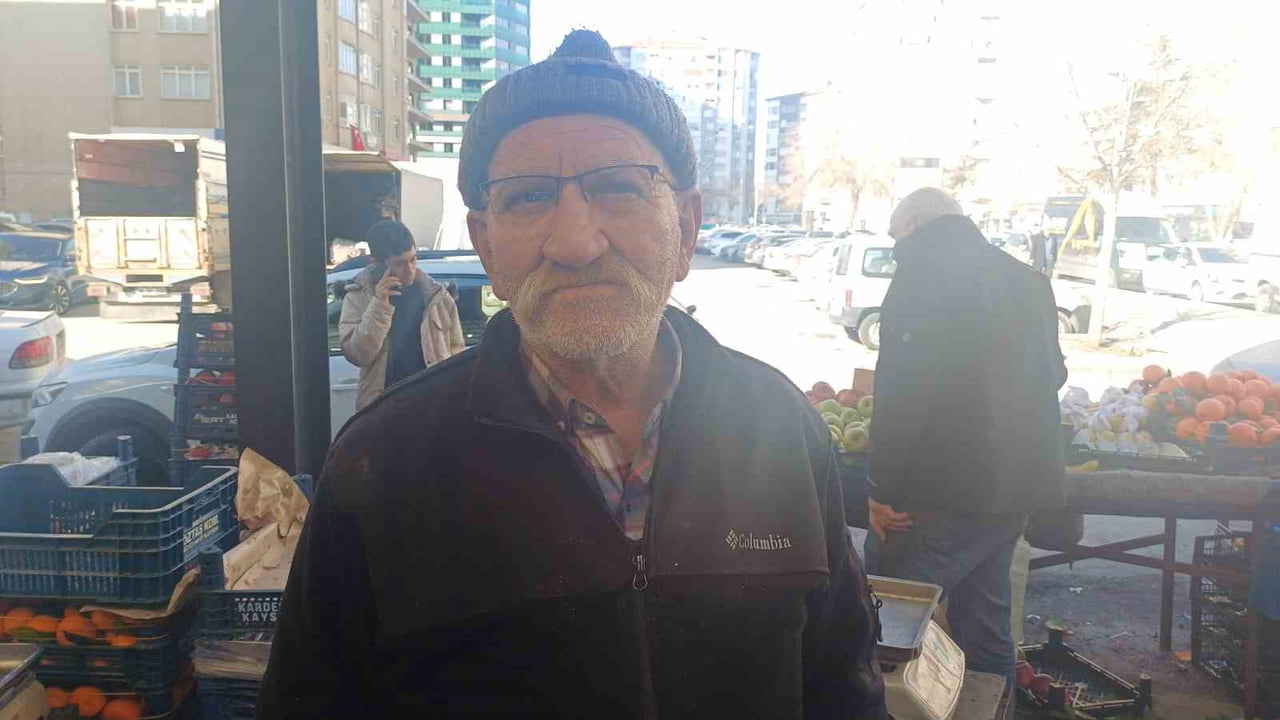 KAYSERİ'DE SEMT PAZARLARINDA HAFTANIN ZAM ŞAMPİYONU ARTAN FİYATIYLA SALATALIK OLDU.