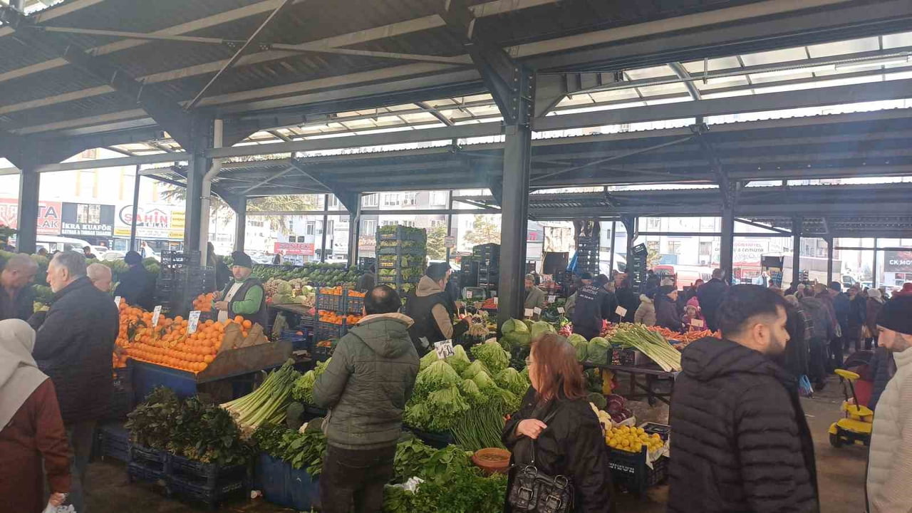 KAYSERİ'DE SEMT PAZARLARINDA HAFTANIN ZAM ŞAMPİYONU ARTAN FİYATIYLA SALATALIK OLDU.