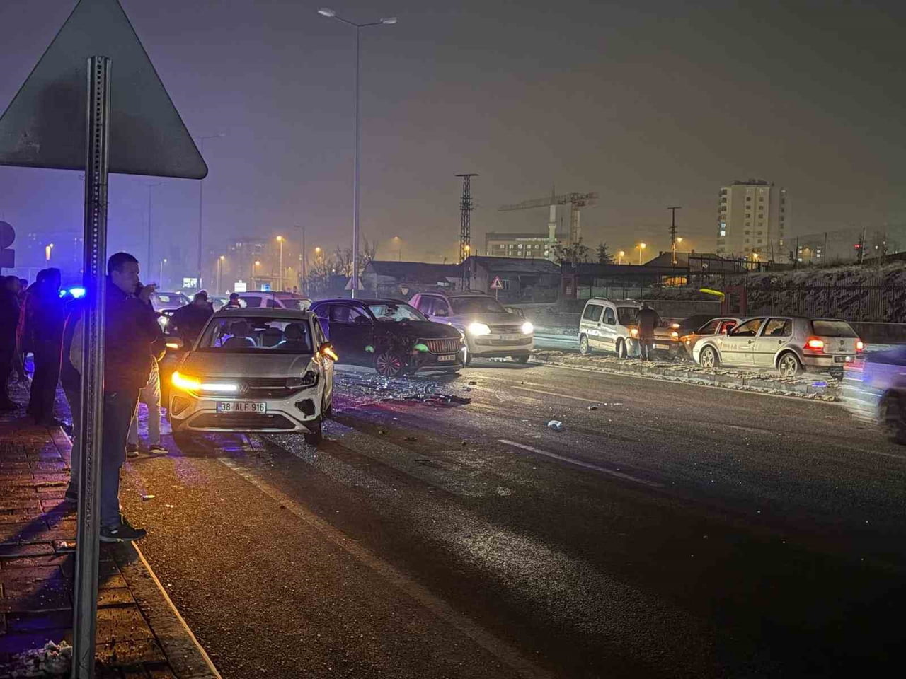 KAYSERİ'NİN MELİKGAZİ İLÇESİNDE BİR OTOMOBİLİN AYDINLATMA DİREĞİNE ÇARPMASI SONUCU KARANLIKLAŞAN...