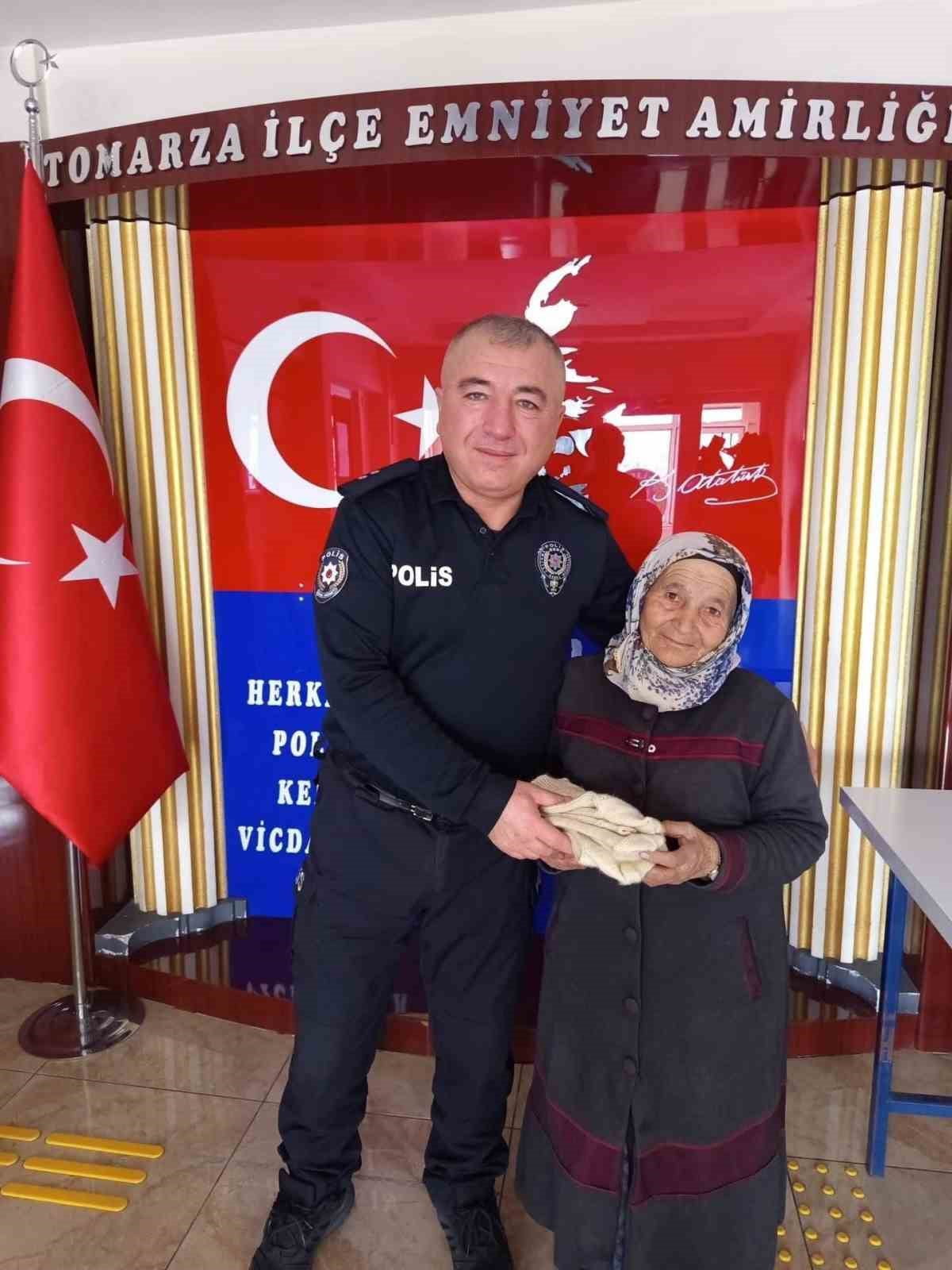 KAYSERİ'NİN TOMARZA İLÇESİNDE YAŞAYAN 71 YAŞINDAKİ HANIM ALTINTAŞ, SOĞUK HAVA ŞARTLARINDA NÖBET...
