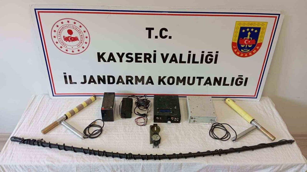 KAYSERİ'NİN YEŞİLHİSAR İLÇESİNDE DEFİNE ARAYAN 5 KİŞİ JANDARMA EKİPLERİNCE SUÇÜSTÜ...