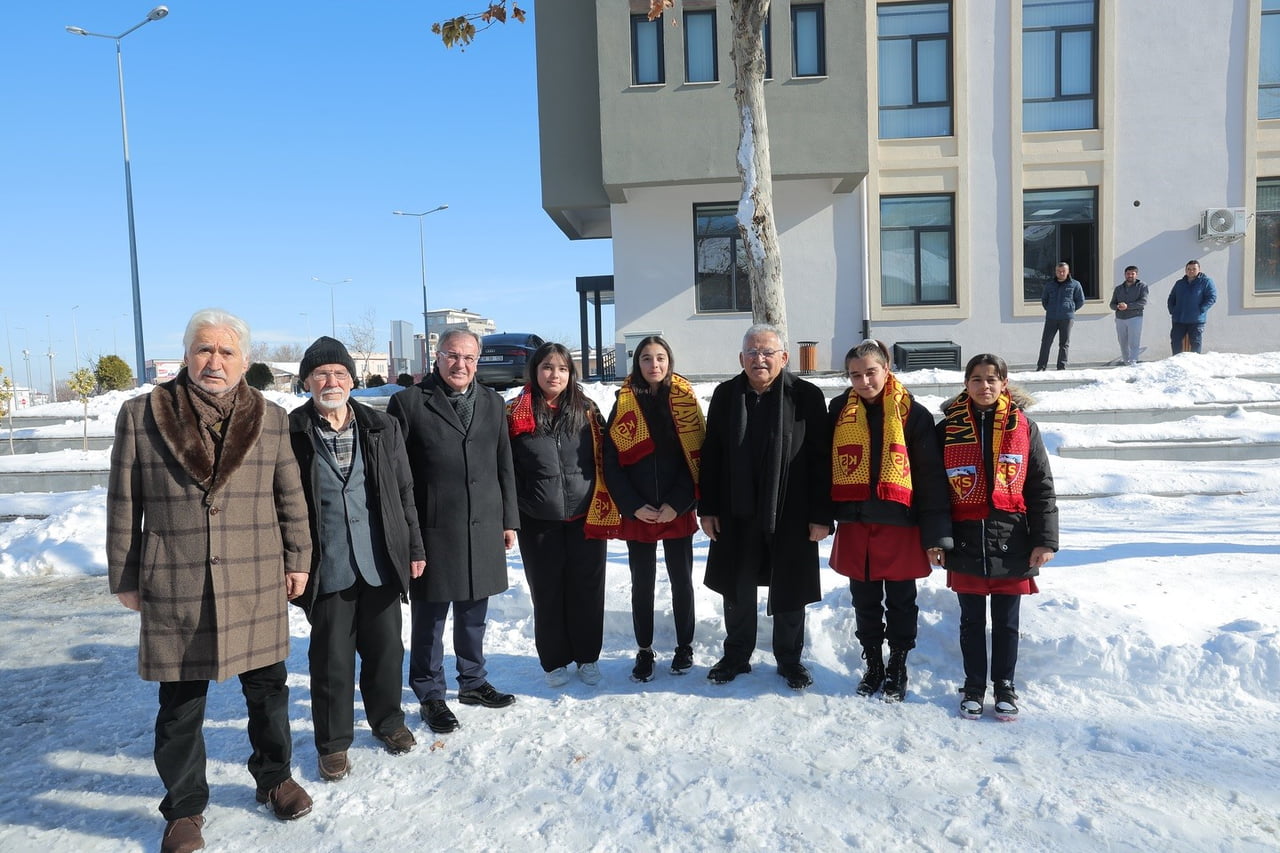 KAYSERİ BÜYÜKŞEHİR BELEDİYE BAŞKANI DR. MEMDUH BÜYÜKKILIÇ, HACILAR İLÇESİNDE VATANDAŞLARLA BİR...