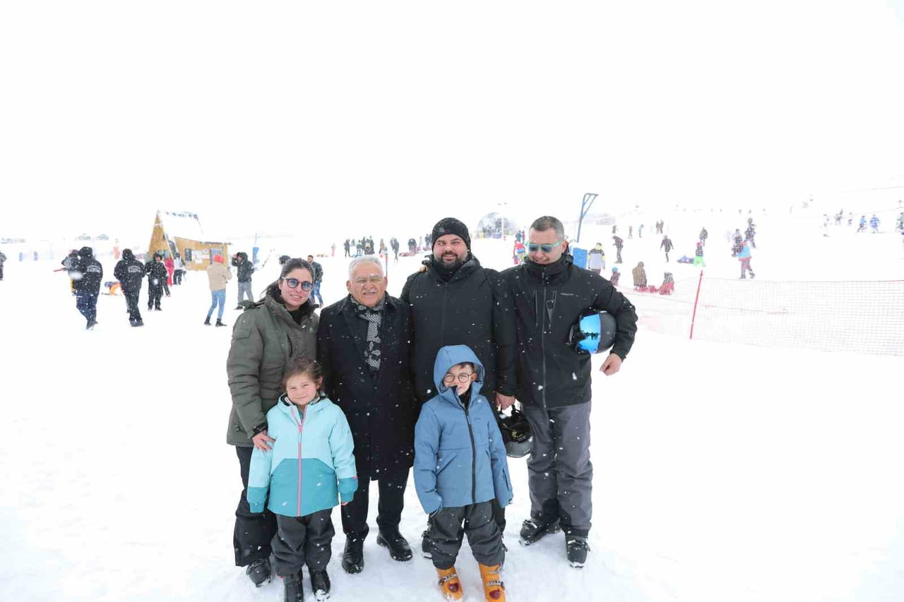 KAYSERİ BÜYÜKŞEHİR BELEDİYE BAŞKANI DR. MEMDUH BÜYÜKKILIÇ, HEM HAFTA SONU HEM DE HAFTA İÇİ YERLİ...