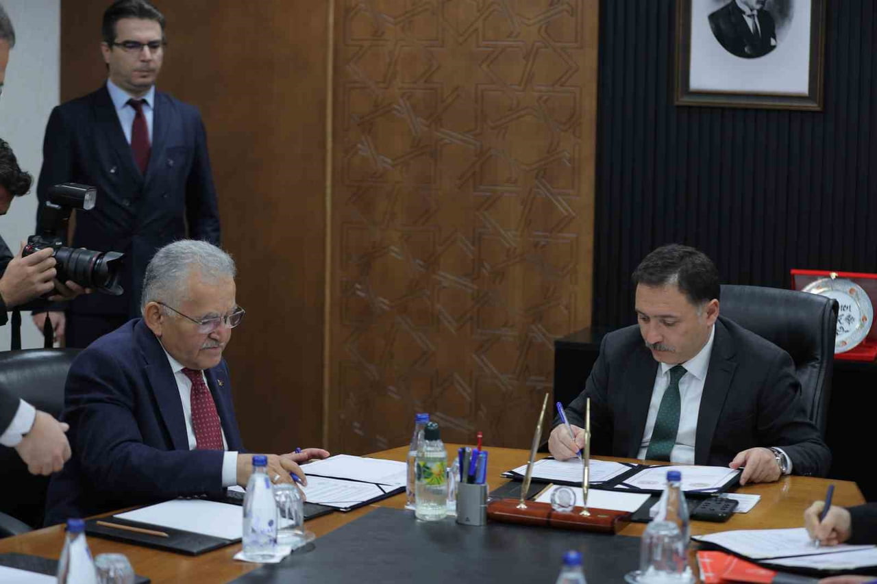 KAYSERİ BÜYÜKŞEHİR BELEDİYE BAŞKANI DR. MEMDUH BÜYÜKKILIÇ; KAYSERİ VALİSİ GÖKMEN ÇİÇEK İLE...