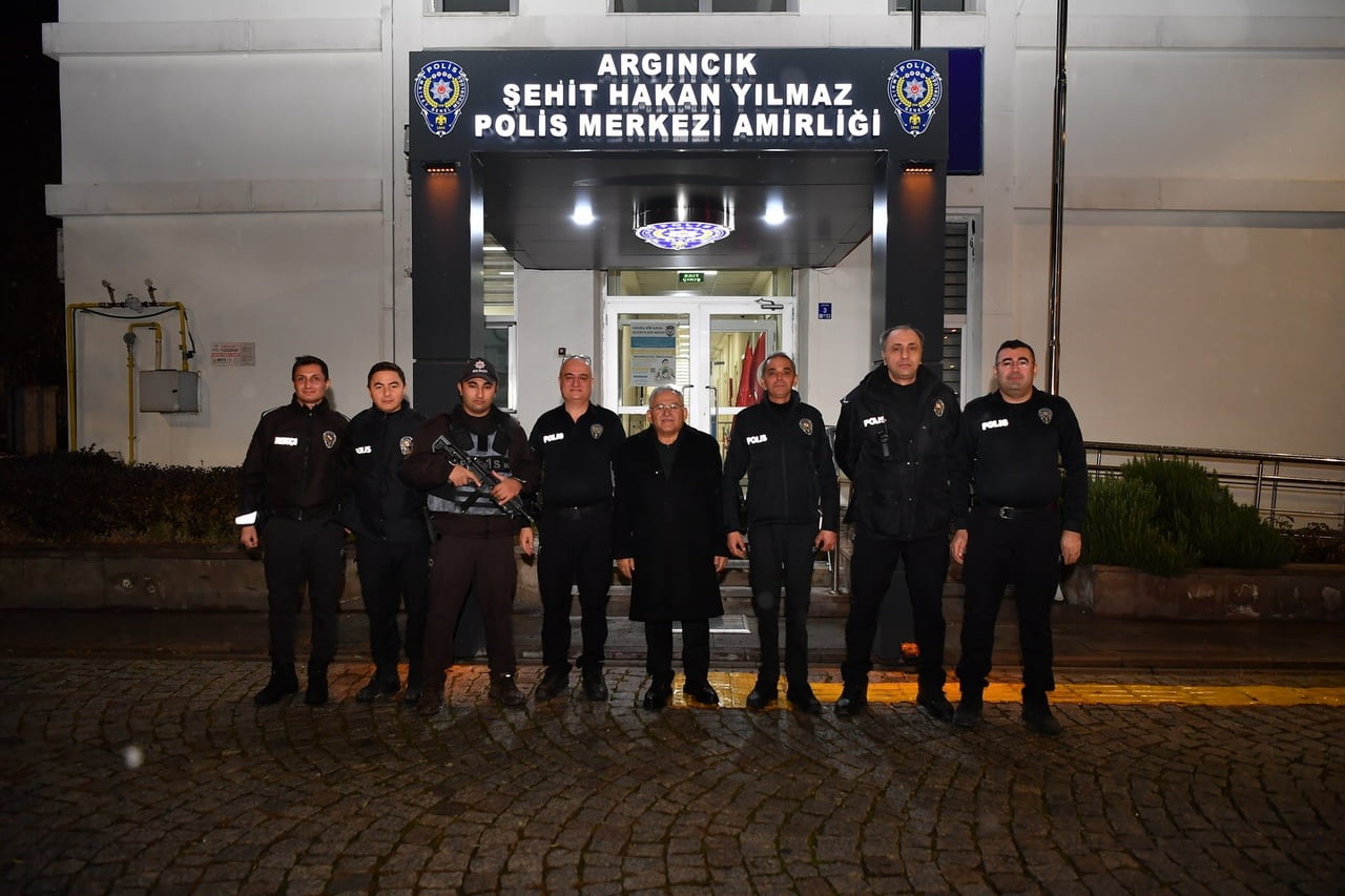 KAYSERİ BÜYÜKŞEHİR BELEDİYE BAŞKANI DR. MEMDUH BÜYÜKKILIÇ; YENİ YILA GİRERKEN POLİS, İTFAİYE VE...