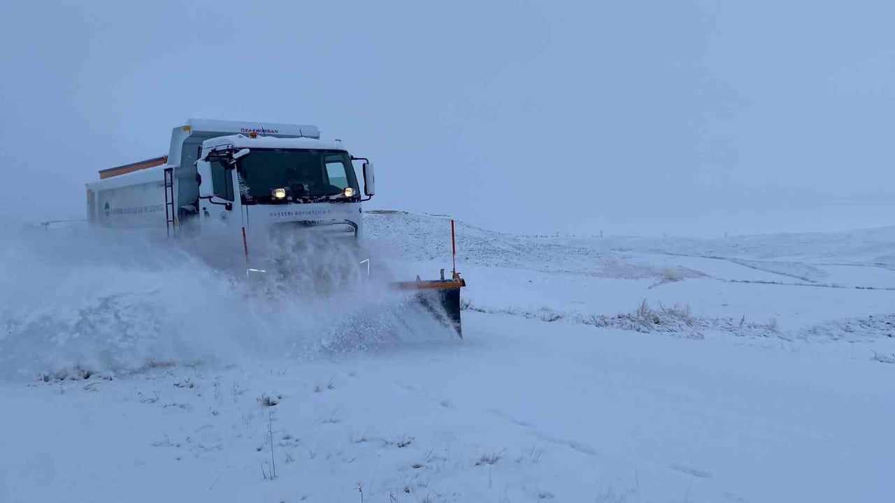 KAYSERİ BÜYÜKŞEHİR BELEDİYESİ, KENT GENELİNDE ETKİSİNİ ARTTIRAN KAR YAĞIŞI VE TİPİ SONRASI 12...