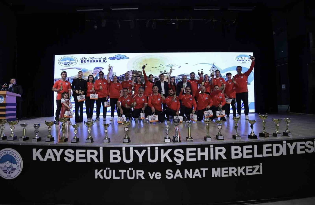 KAYSERİ BÜYÜKŞEHİR BELEDİYESİ SPOR A.Ş. 2025 YILI BOYUNCA MODERN TESİSLERİ, GENİŞ KAPSAMLI SPOR...