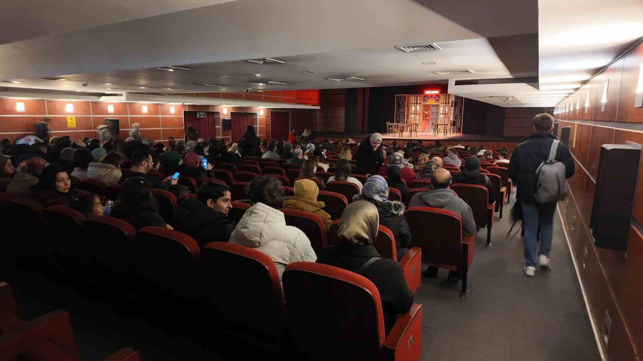KAYSERİ BÜYÜKŞEHİR BELEDİYESİ TARAFINDAN, ÖĞRENCİLERİ TİYATRODA BULUŞTURAN BİR ETKİNLİK...