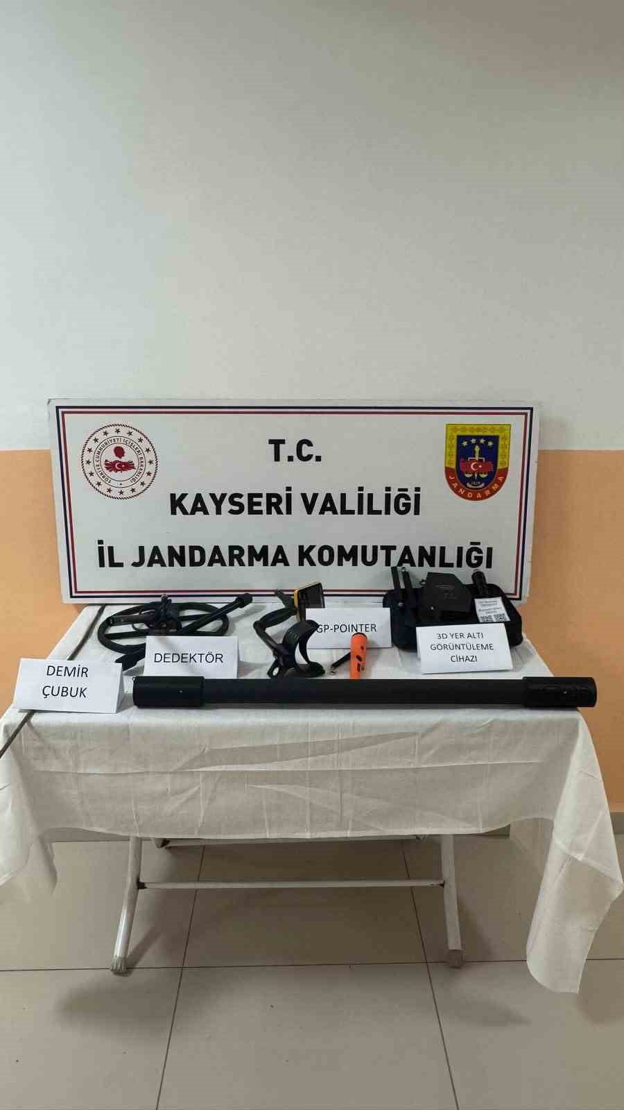KAYSERİ’DE JANDARMA EKİPLERİ TARAFINDAN YAPILAN KAÇAK KAZI YAPAN 3 ŞAHIS SUÇÜSTÜ YAKALANDI....
