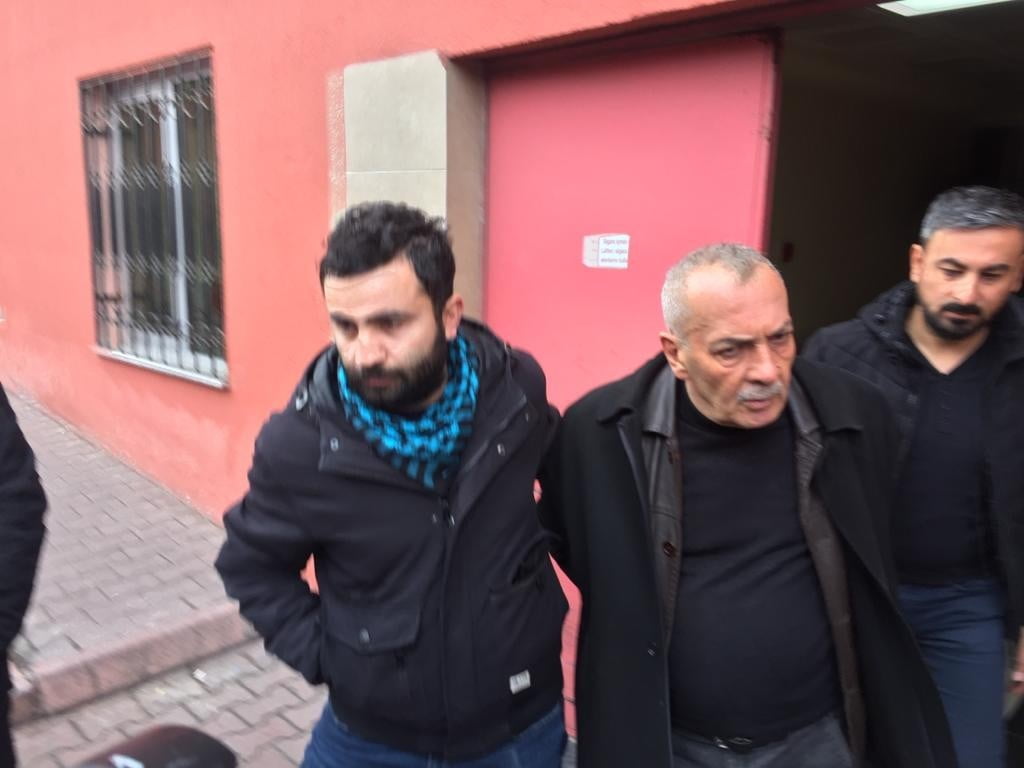 KAYSERİ’DE OĞLUNUN ESKİ MÜVEKKİLİNİ ADLİYE ÖNÜNDE TABANCA İLE ÖLDÜREN SANIK, YARGITAY’IN BOZMA...