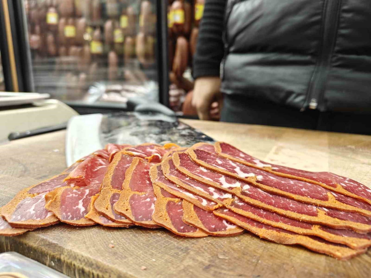 KAYSERİ’DE PASTIRMACILIK YAPAN YASİN GÜZEL, HAVALARIN SOĞUMASI İLE BİRLİKTE PASTIRMA VE SUCUĞA...