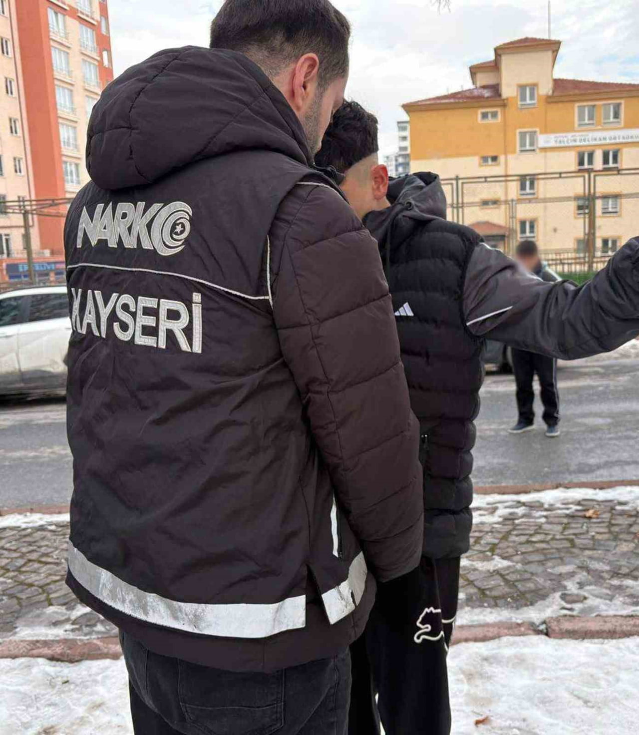 KAYSERİ’DE POLİS EKİPLERİ TARAFINDAN OKUL ÇEVRESİNDE OKULLA İLGİSİ OLMAYAN 4 ARAÇ VE 12 ŞAHIS...
