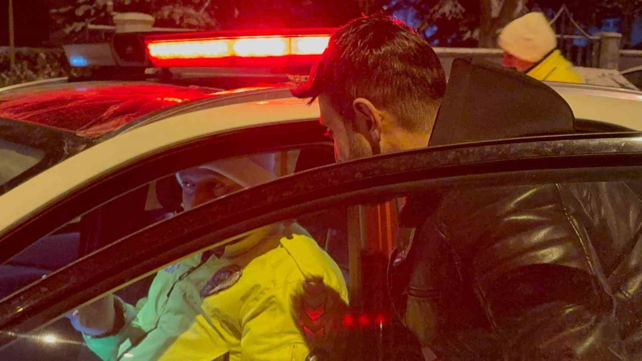 KAYSERİ’DE POLİS EKİPLERİ TARAFINDAN ŞÜPHE ÜZERİNE DURDURULAN OTOMOBİLİN SÜRÜCÜSÜ, YAPILAN...