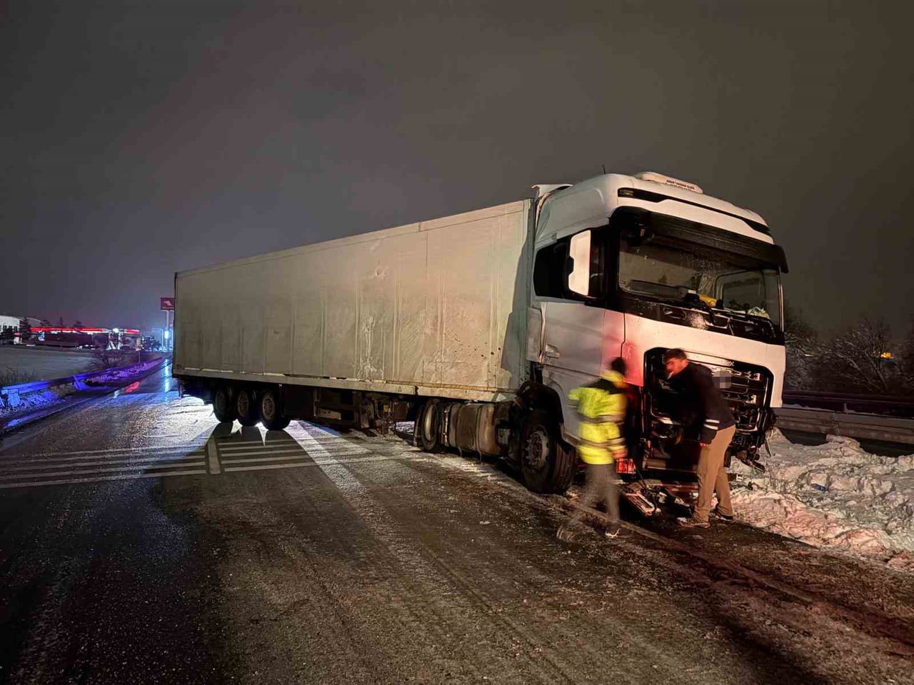 KAYSERİ-MALATYA KARAYOLU’NDA KAR YAĞIŞI SONRASI YOL BUZLANIRKEN, KAZALAR PEŞ PEŞE GELDİ. 4’Ü TIR...