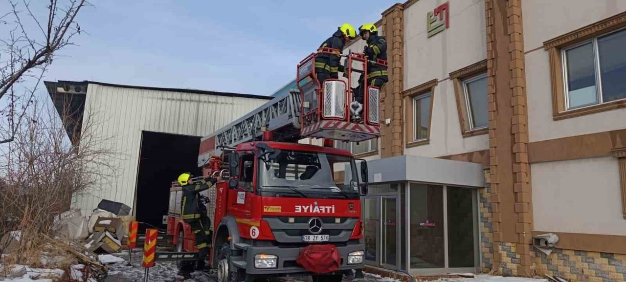 KAYSERİ’NİN HACILAR İLÇESİNDE BİR FABRİKADA ÇIKAN YANGIN EKİPLER TARAFINDAN...