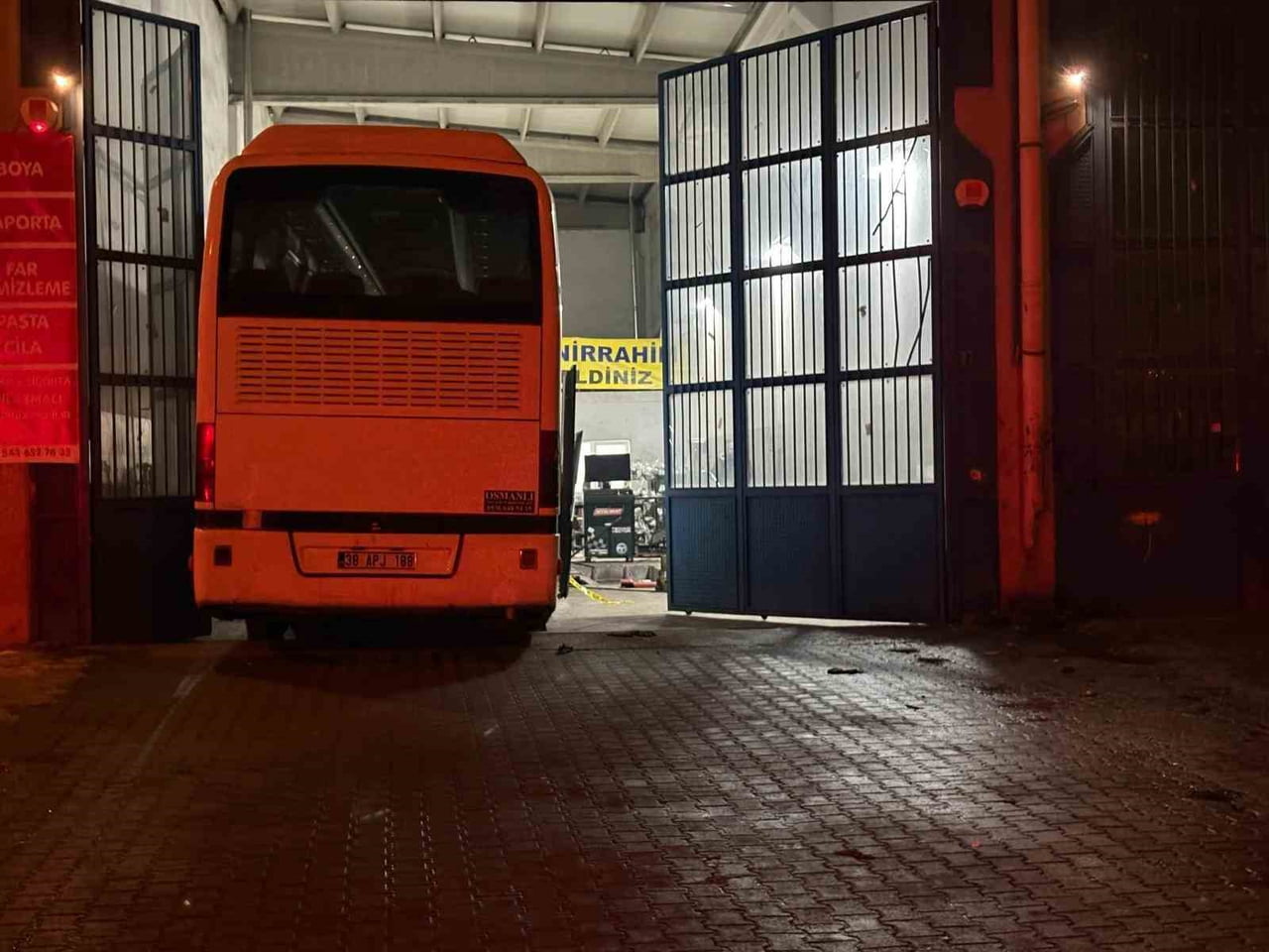 KAYSERİ’NİN KOCASİNAN İLÇESİNDE BAKIMINI YAPTIĞI YOLCU OTOBÜSÜNE KURDUĞU KRİKONUN KAYMASI SONUCU...