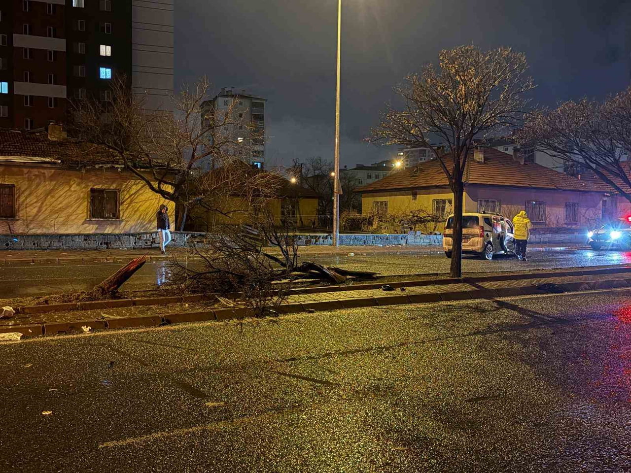 KAYSERİ’NİN KOCASİNAN İLÇESİNDE OTOMOBİL İLE HAFİF TİCARİ ARACIN KARIŞTIĞI KAZADA SAVRULAN HAFİF...