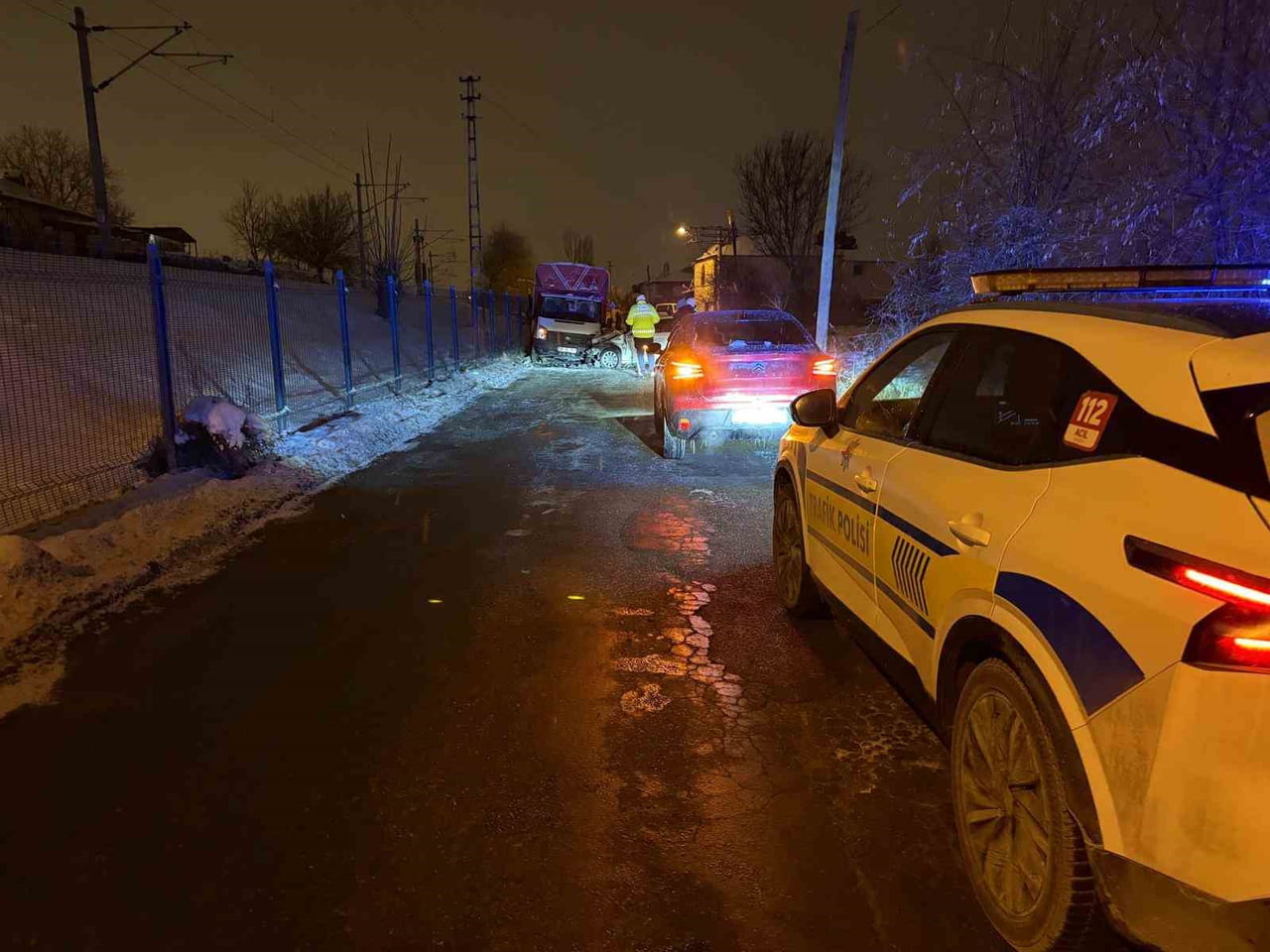 KAYSERİ’NİN KOCASİNAN İLÇESİNDE OTOMOBİL KAMYONETLE KAFA KAFAYA ÇARPIŞIRKEN, KAZADA 3 KİŞİ...