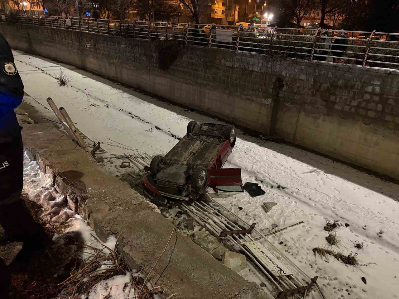 KAYSERİ’NİN KOCASİNAN İLÇESİNDE SÜRÜCÜSÜNÜN DİREKSİYON HAKİMİYETİNİ KAYBETTİĞİ OTOMOBİL 5 METRELİK...