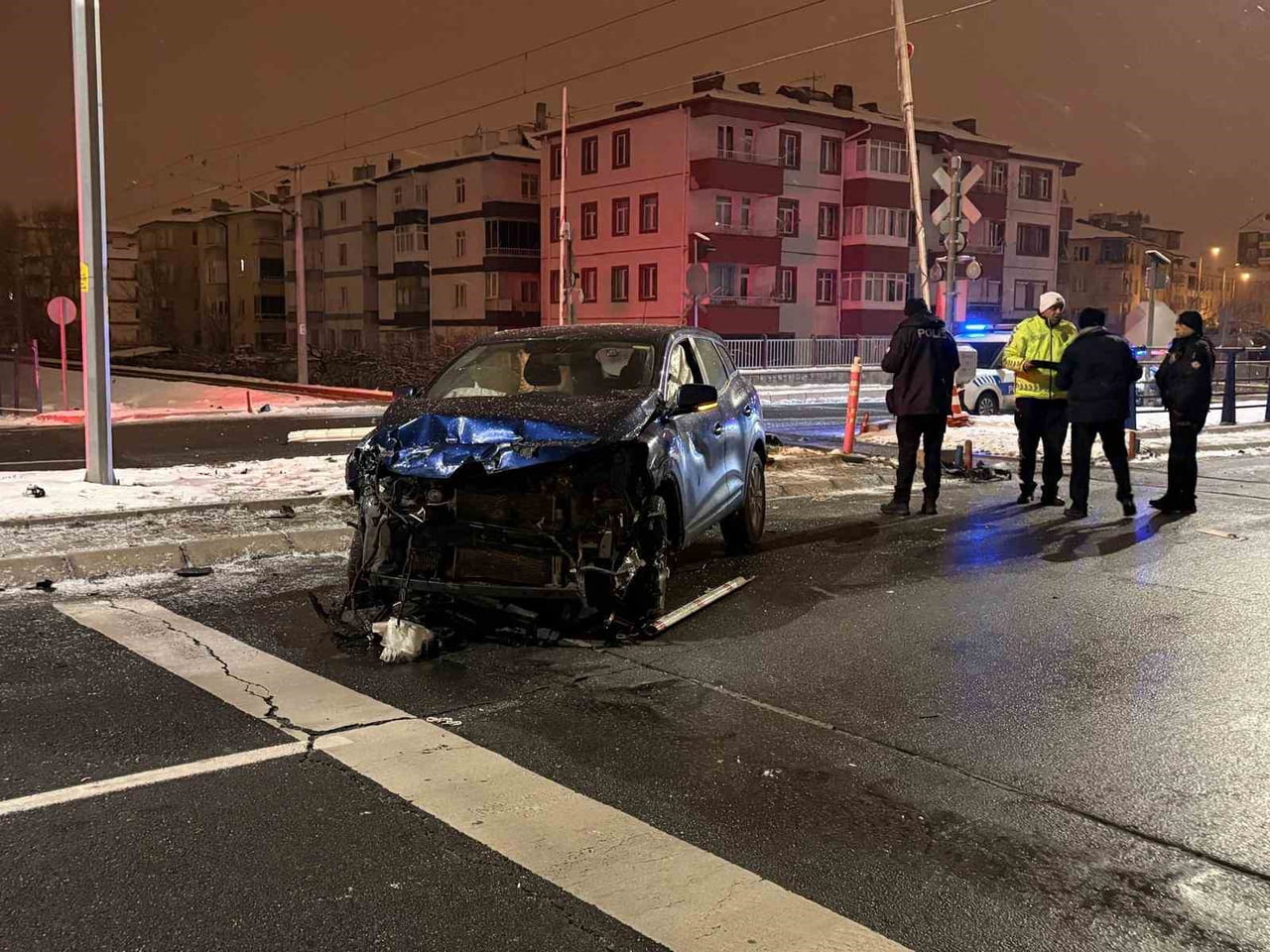 KAYSERİ’NİN KOCASİNAN İLÇESİNDE SUV ARAÇ İLE YÜK TRENİ ÇARPIŞIRKEN, ARAÇ SÜRÜCÜSÜ KAZADAN YARA...
