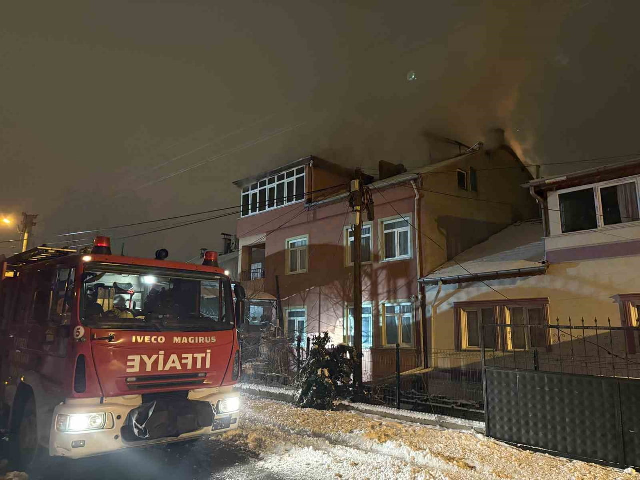 KAYSERİ’NİN MELİKGAZİ İLÇESİNDE 3 KATLI İKAMETİN ÇATISINDA ÇIKAN YANGIN 2 SAATLİK ÇALIŞMAYLA...