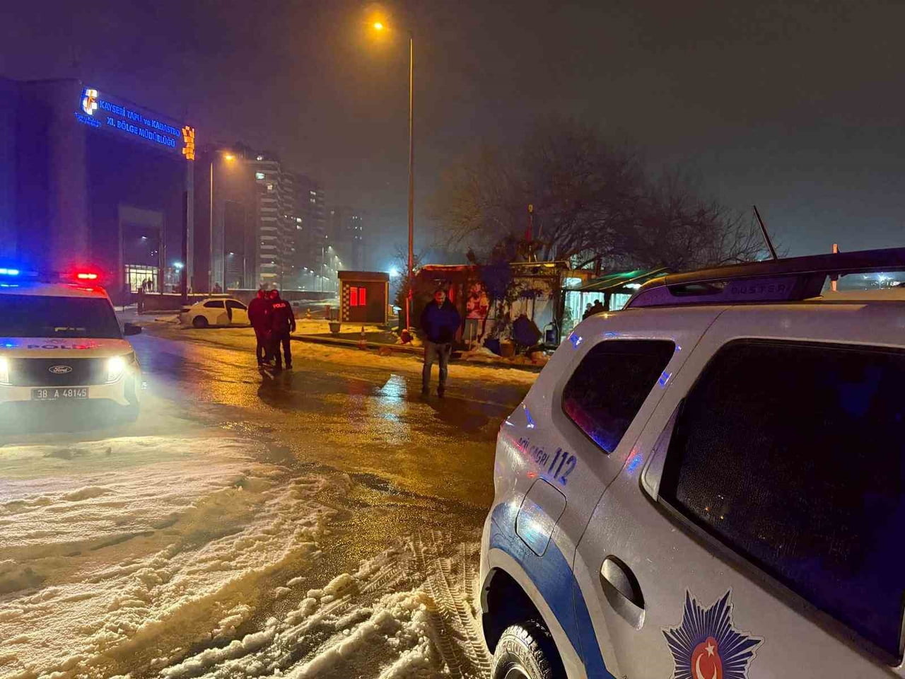 KAYSERİ’NİN MELİKGAZİ İLÇESİNDE BİR ŞAHIS BABASININ BÜFESİNİ KURŞUNLARKEN, RASTGELE AÇILAN ATEŞTE...