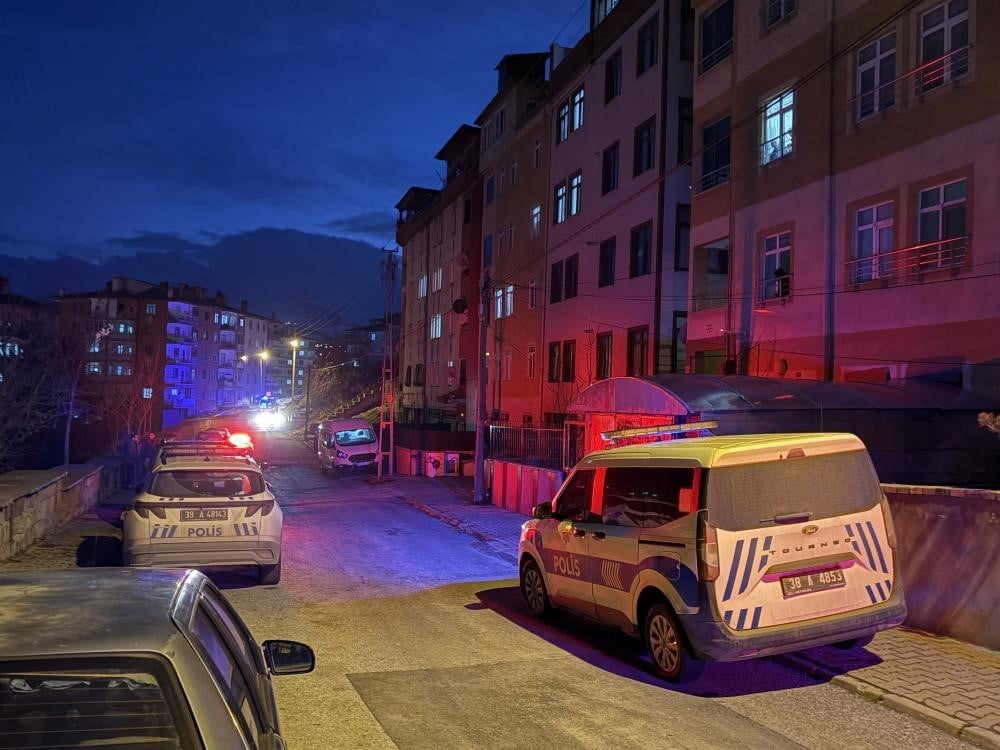 KAYSERİ’NİN MELİKGAZİ İLÇESİNDE EVDE TARTIŞTIĞI ERKEK ARKADAŞINI BANYODA KASIĞINDAN BIÇAKLAYARAK...