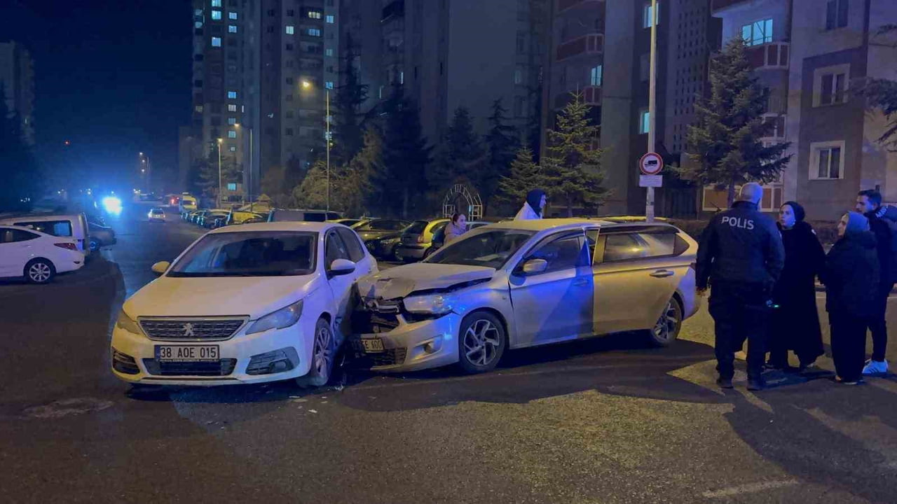 KAYSERİ’NİN MELİKGAZİ İLÇESİNDE İKİ OTOMOBİLİN ÇARPIŞTIĞI TRAFİK KAZASINDA 1 KİŞİ...