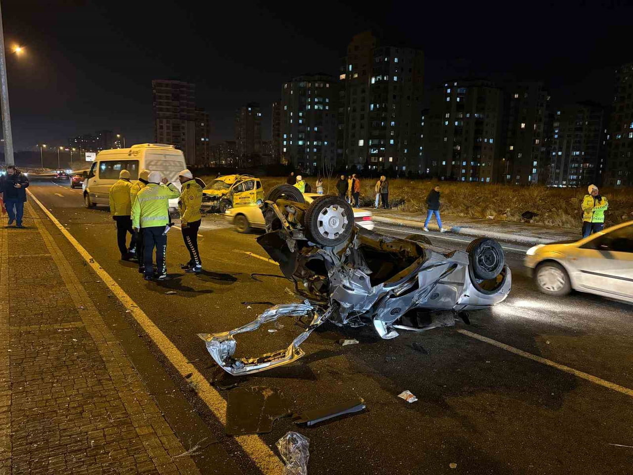 KAYSERİ’NİN MELİKGAZİ İLÇESİNDE KONTROLDEN ÇIKAN OTOMOBİL KARŞI YOLA GEÇEREK, TAKSİYE ÇARPTI....