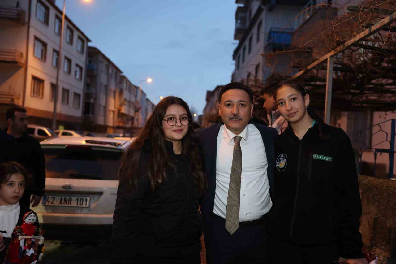 KAYSERİ VALİSİ GÖKMEN ÇİÇEK, KOCASİNAN İLÇESİ YENİ MAHALLE’DE BİR VATANDAŞ TARAFINDAN YAPILAN ÇAY...