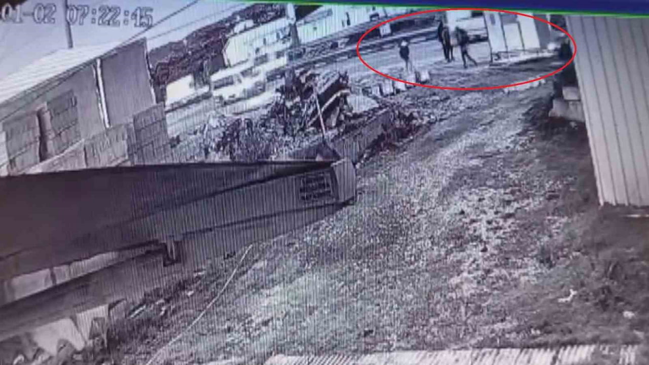 KAZA ESNASINDA OTOMOBİLİN DALDIĞI DURAKTA BEKLEYEN İNSANLARIN KAÇIŞ ANLARI KAMERAYA YANSIDI.