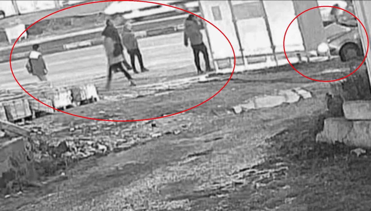 KAZA ESNASINDA OTOMOBİLİN DALDIĞI DURAKTA BEKLEYEN İNSANLARIN KAÇIŞ ANLARI KAMERAYA YANSIDI.