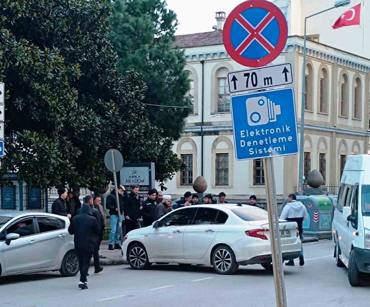 KAZANIN ARDINDAN İLGİNÇ BİR GÖRÜNTÜ OLUŞTU. MOTOSİKLET, OTOMOBİLİN ÖN ÇAMURLUĞU İLE KAPISI ARASINA...