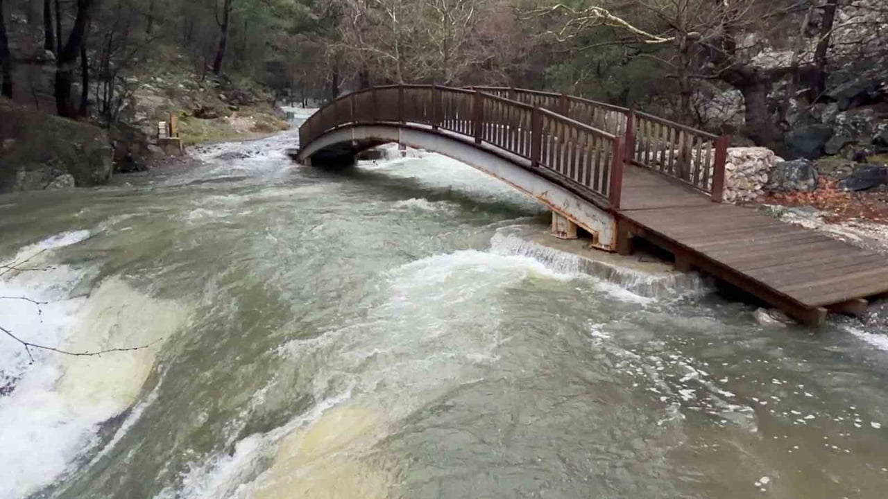 KAZDAĞLARI’NDA GEÇTİĞİMİZ GÜNLERDE ETKİLİ OLAN LODOS VE SAĞANAK YAĞIŞLAR SONRASI ANİ KAR ERİMELERİ...