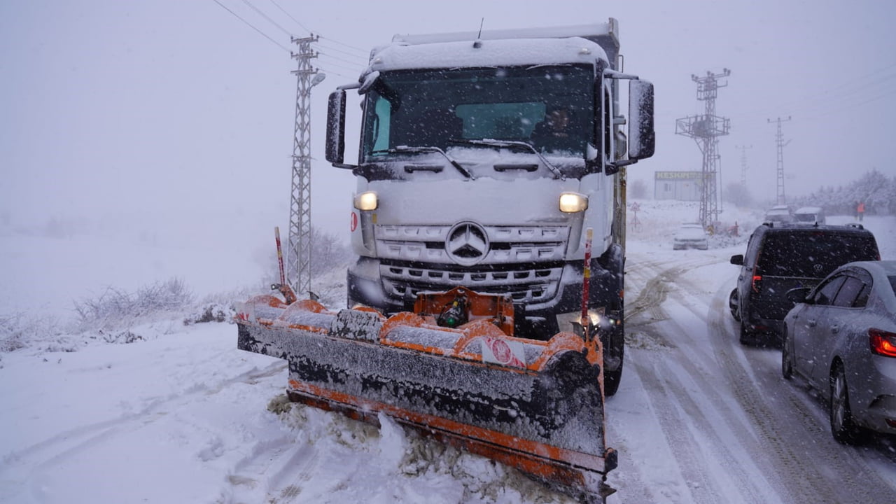 KEÇİÖREN BELEDİYESİ, ANKARA GENELİNDE ETKİLİ OLAN KAR YAĞIŞI SONRASINDA İLÇENİN ÖZELLİKLE YÜKSEK...