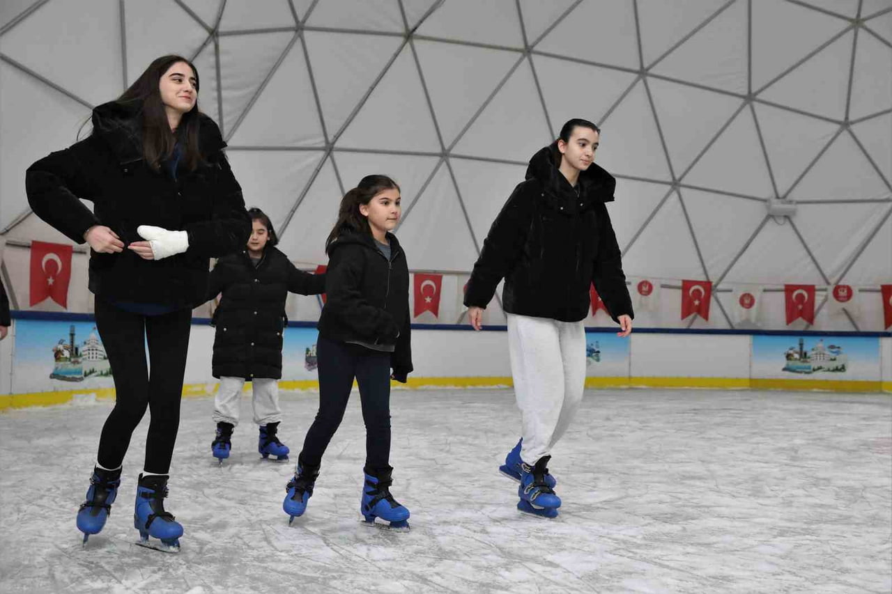 KEÇİÖREN BELEDİYESİ BÜNYESİNDE ÜCRETSİZ OLARAK HİZMET VEREN AHMET ÇALIK BUZ PATENİ PİSTİ, ARA...