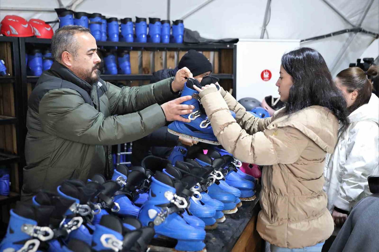 KEÇİÖREN BELEDİYESİ BÜNYESİNDE ÜCRETSİZ OLARAK HİZMET VEREN AHMET ÇALIK BUZ PATENİ PİSTİ, ARA...