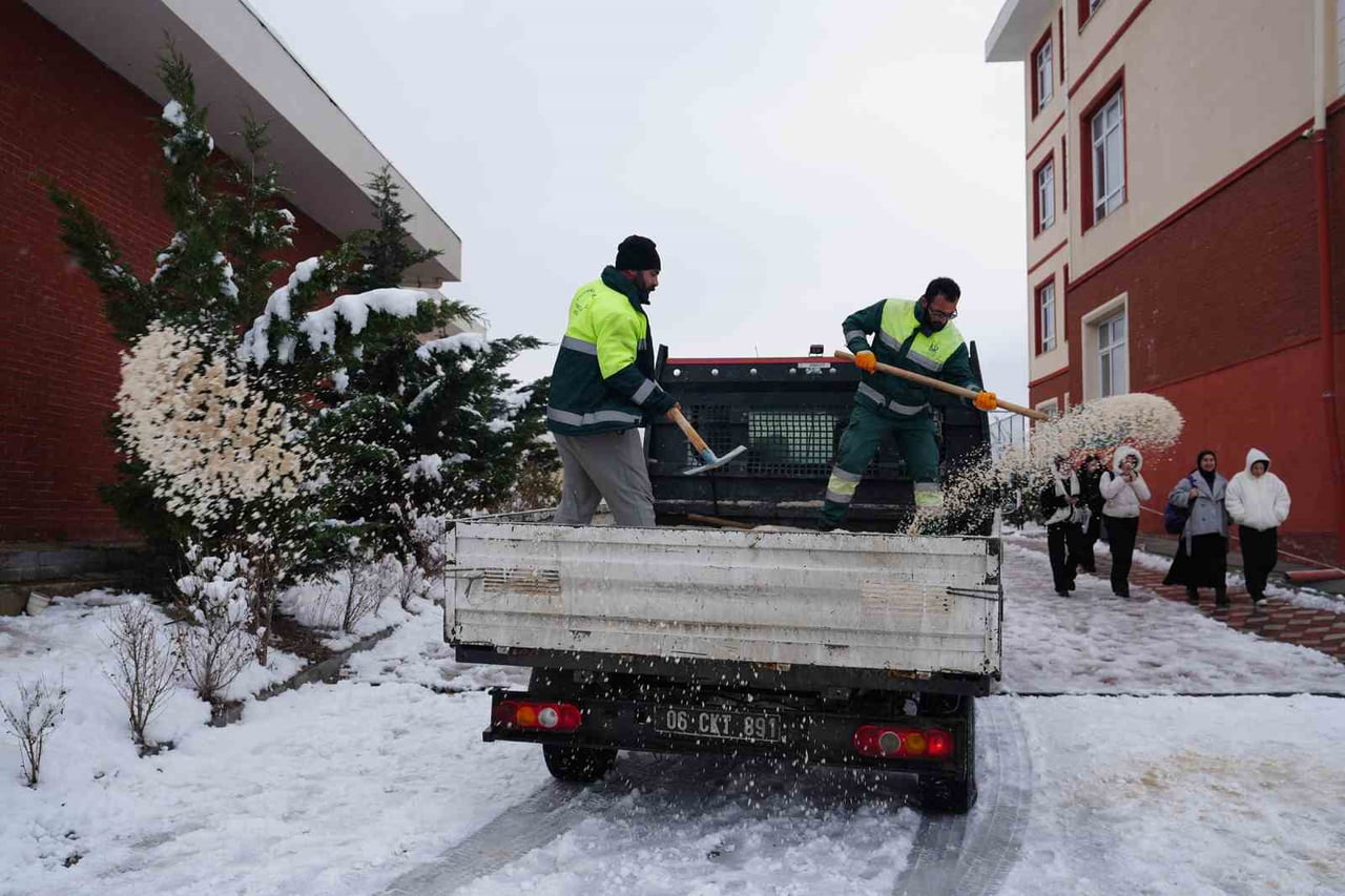 KEÇİÖREN BELEDİYESİ, DÜN AKŞAM ANKARA’DA ETKİLİ OLAN KAR YAĞIŞININ ARDINDAN OLUŞABİLECEK BUZLANMA...
