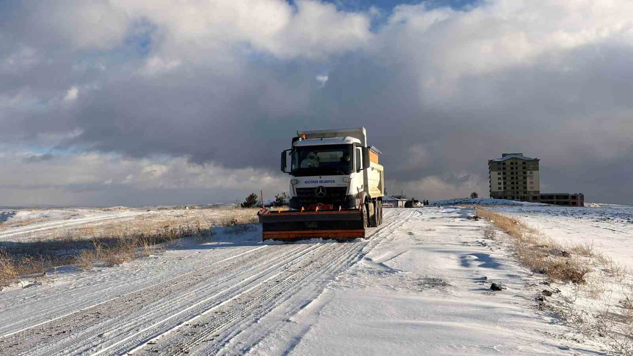 KEÇİÖREN BELEDİYESİ, İLÇE GENELİNDE ETKİLİ OLAN KAR YAĞIŞINA KARŞI TUZLAMA VE YOL AÇMA...