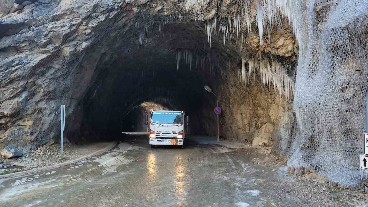 KEMALİYE’DE 'DÜNYANIN EN ZORLU YOLLARI' ARASINDA GÖSTERİLEN "TAŞ YOLU" BUZ TUTTU