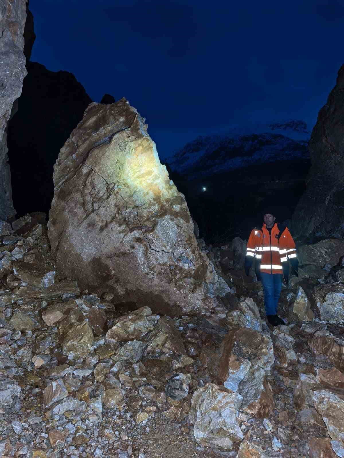 KEMALİYE’DE TAŞ YOLU GEÇİCİ OLARAK TRAFİĞE KAPATILDI