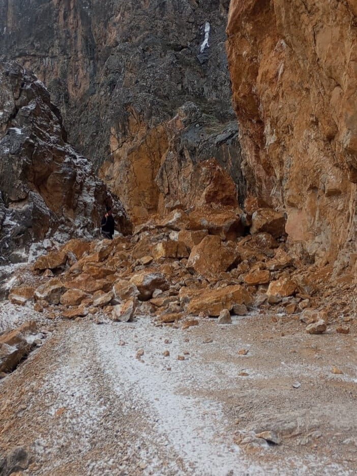 KEMALİYE’DE TAŞ YOLU GEÇİCİ OLARAK TRAFİĞE KAPATILDI