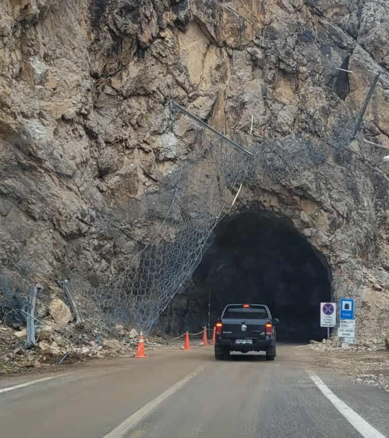 KEMALİYE’DE TÜNEL GİRİŞİ TEHLİKE SAÇIYOR