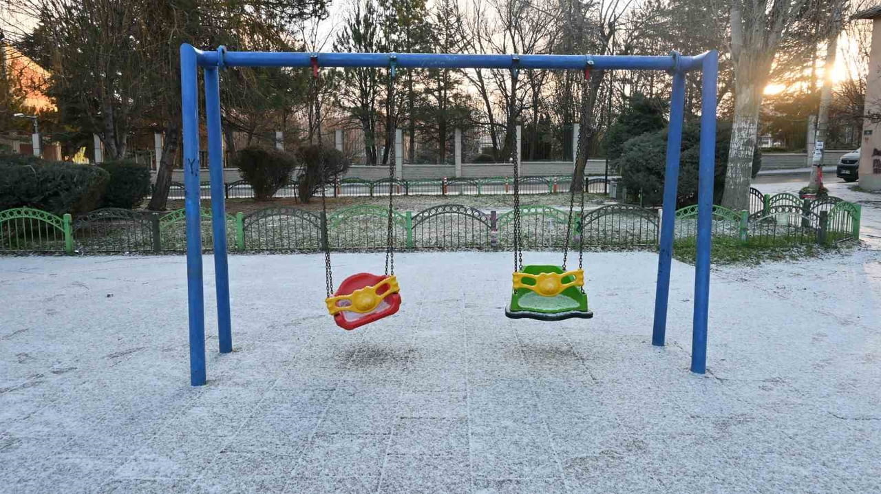 KENTİN YÜKSEK KESİMLERİNDE HAFİF KAR YAĞIŞI VE DONDURUCU SOĞUK HAKİM OLUYOR.