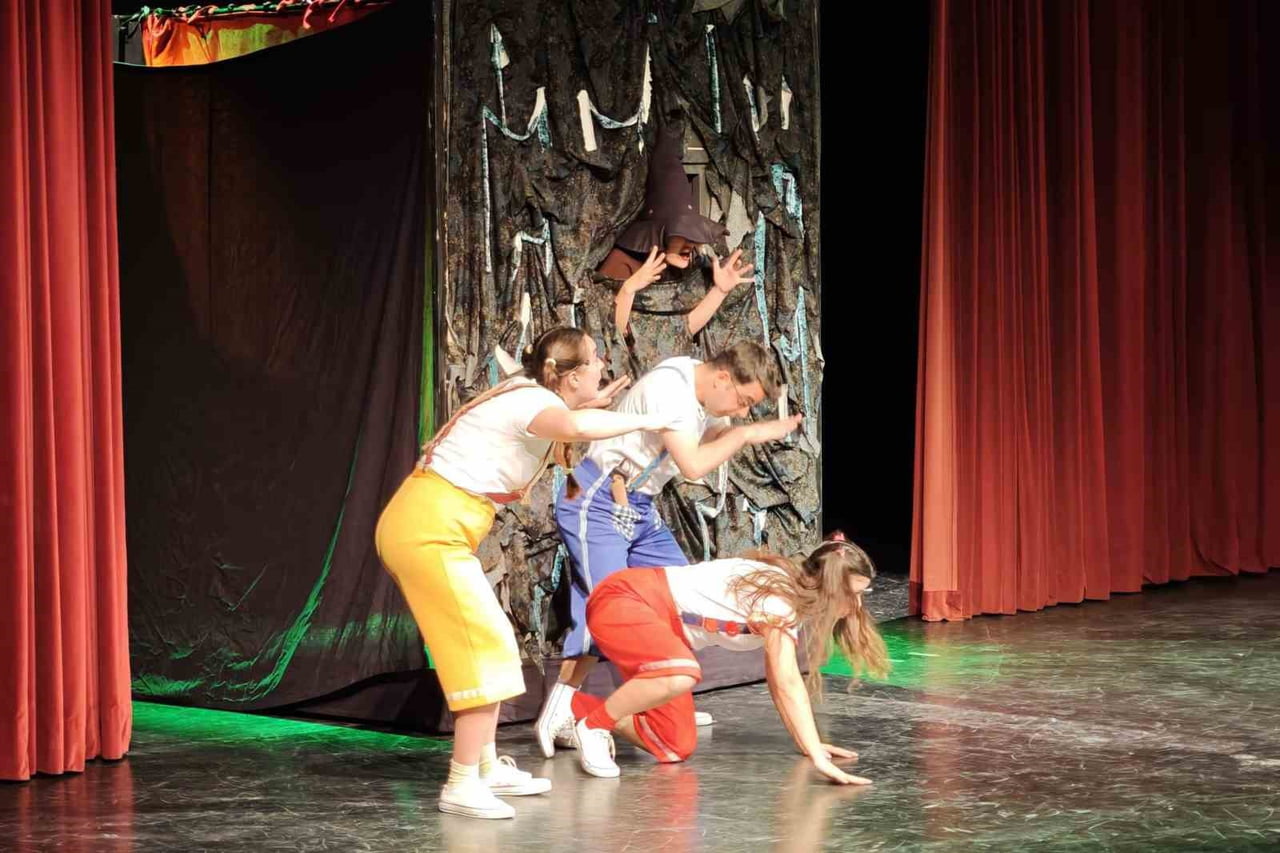 KEPEZ BELEDİYESİ, YENİ YILIN İLK ÇOCUK OYUNUNU SANATSEVER MİNİKLERLE BULUŞTURDU. ERDEM BAYAZIT...