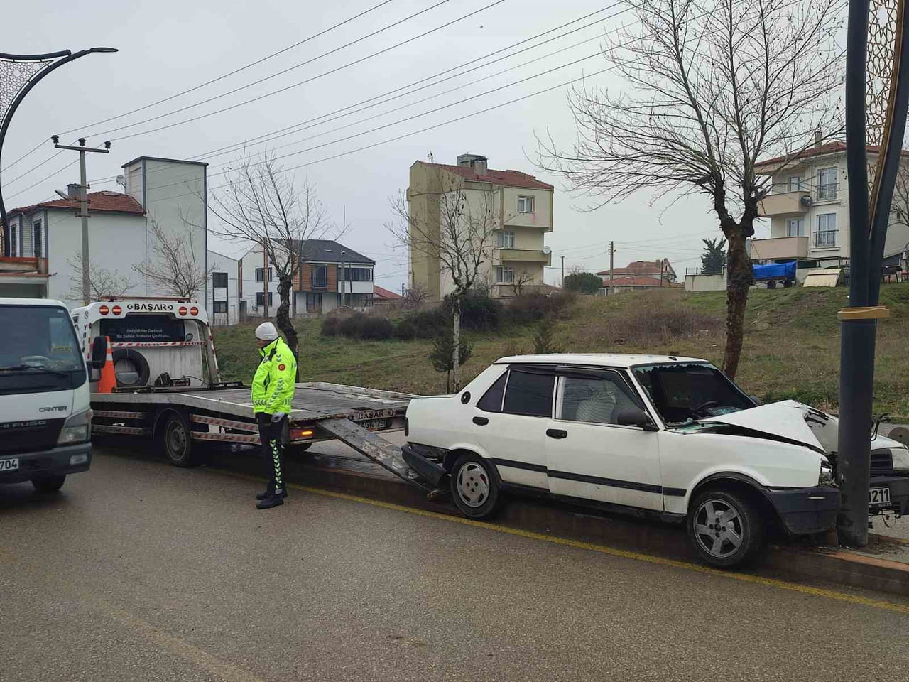 KEŞAN’DA BETON ÇİÇEKLİĞE VE AYDINLATMA DİREĞİNE ÇARPAN OTOMOBİLDE 2 KİŞİ YARALANDI
