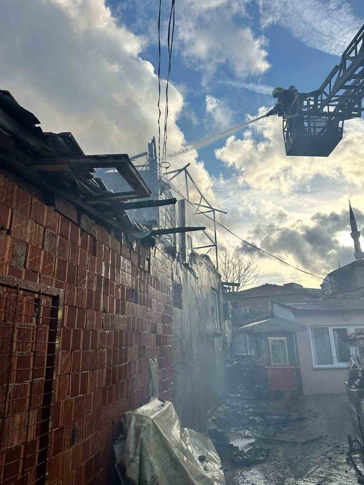 KEŞAN’DA ÇIKAN EV YANGINI SÖNDÜRÜLDÜ