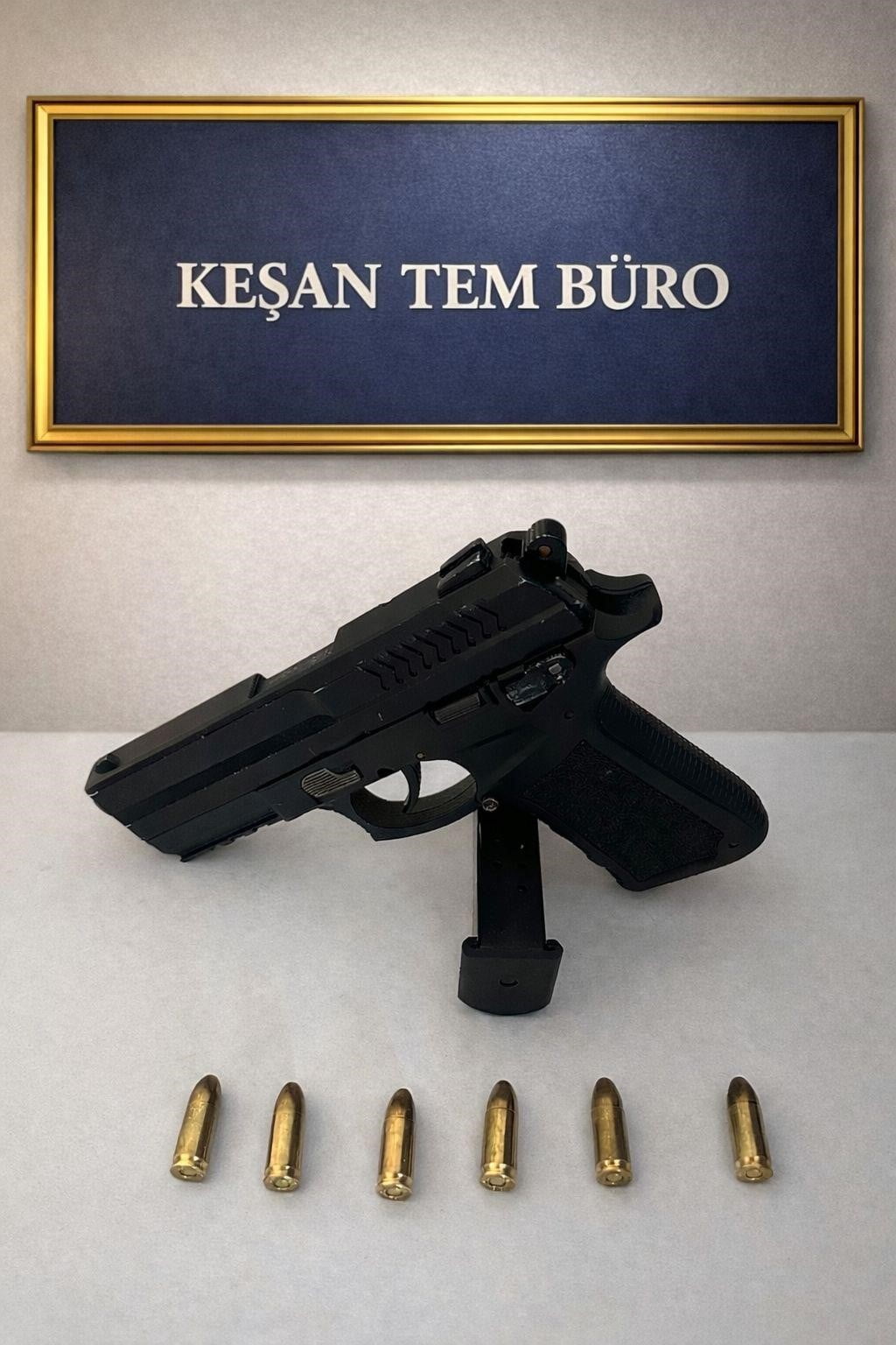 KEŞAN’DA HASTANEYE GİDEN ŞÜPHELİNİN ÜZERİNDEN RUHSATSIZ TABANCA ELE GEÇİRİLDİ