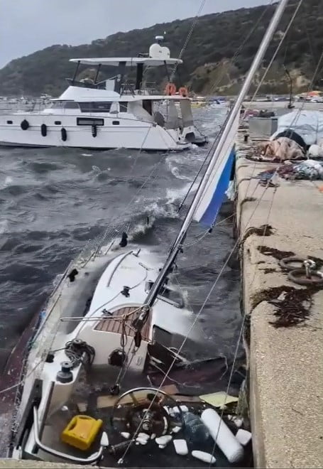 KEŞAN’DA TEKNE BATTI, ÇATILAR UÇTU, İŞYERLERİ HASAR GÖRDÜ